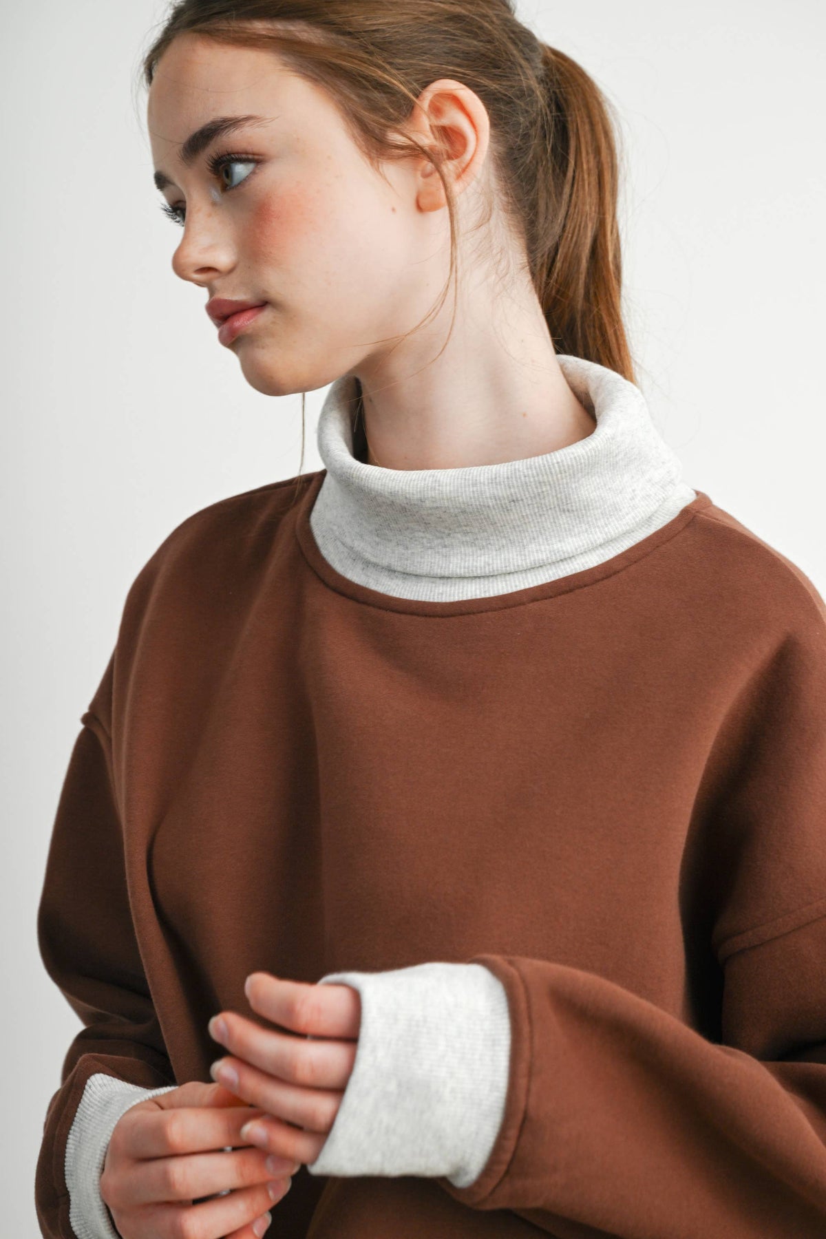 Cozy Contrast Turtleneck Sweatshirt-BMT8577