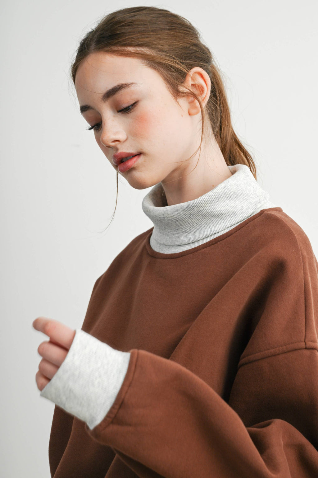 Cozy Contrast Turtleneck Sweatshirt-BMT8577
