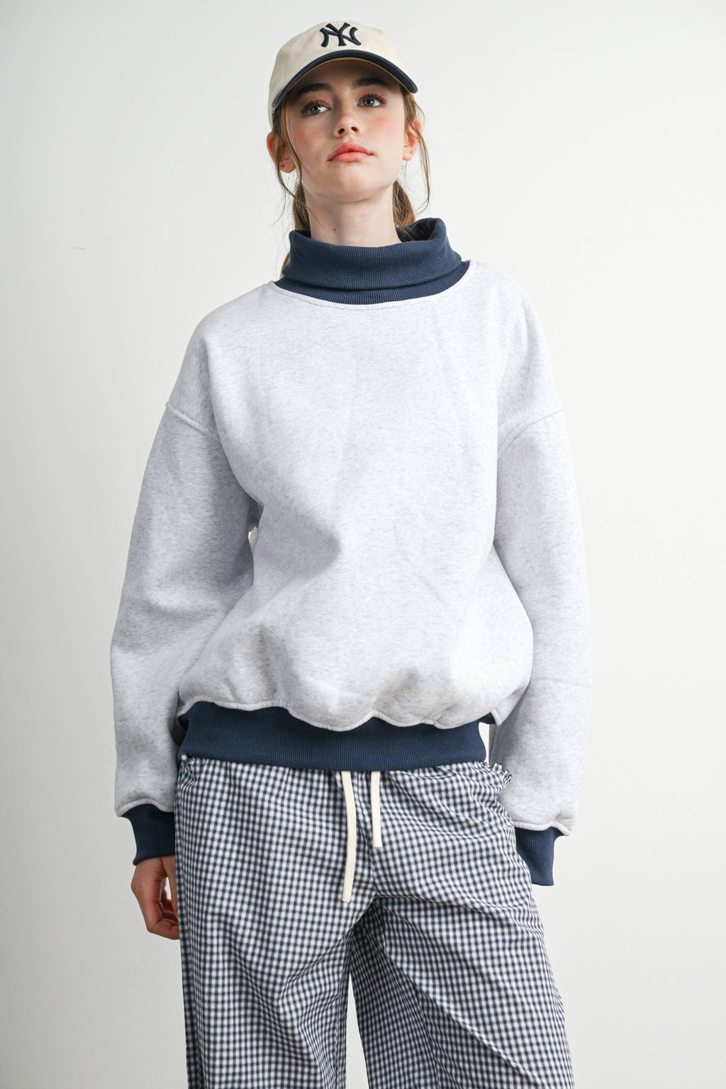 Cozy Contrast Turtleneck Sweatshirt-BMT8577
