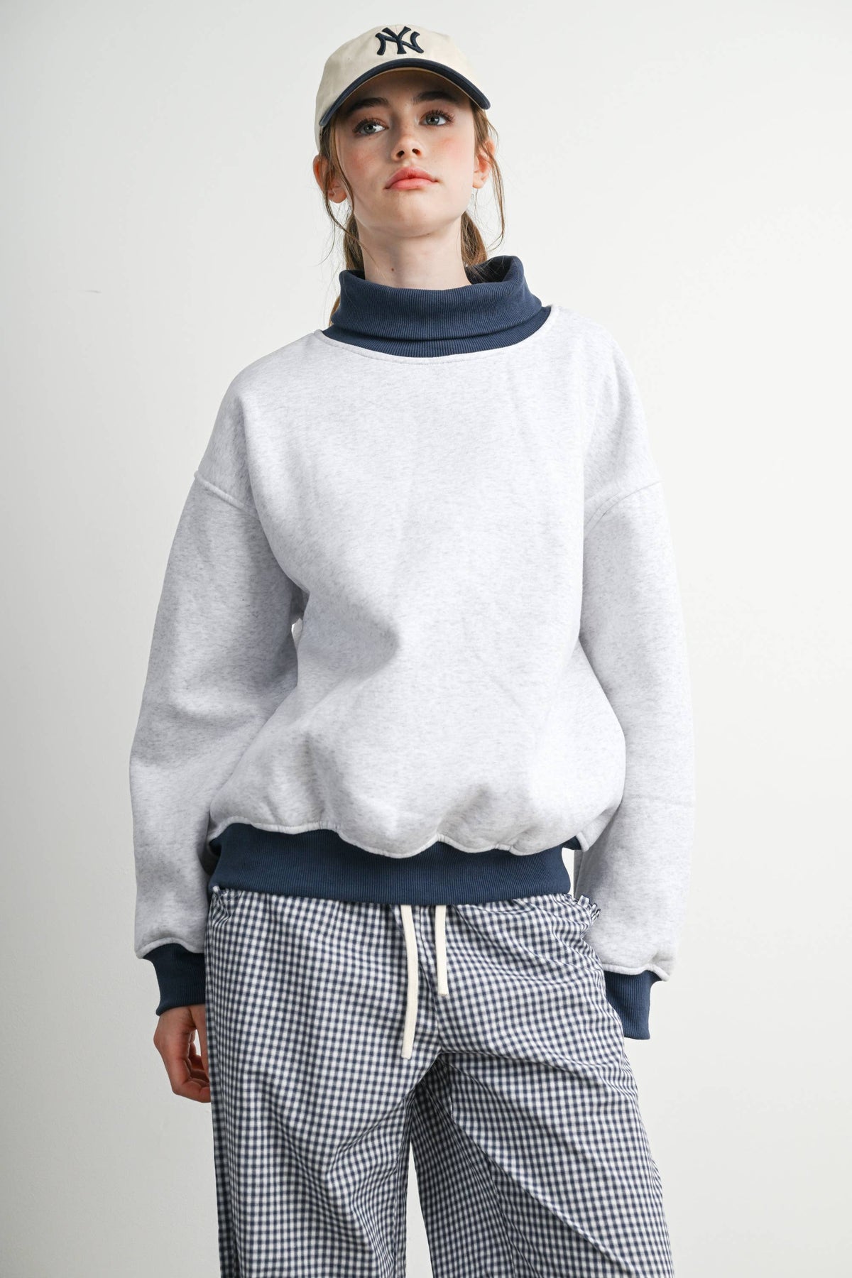 Cozy Contrast Turtleneck Sweatshirt-BMT8577