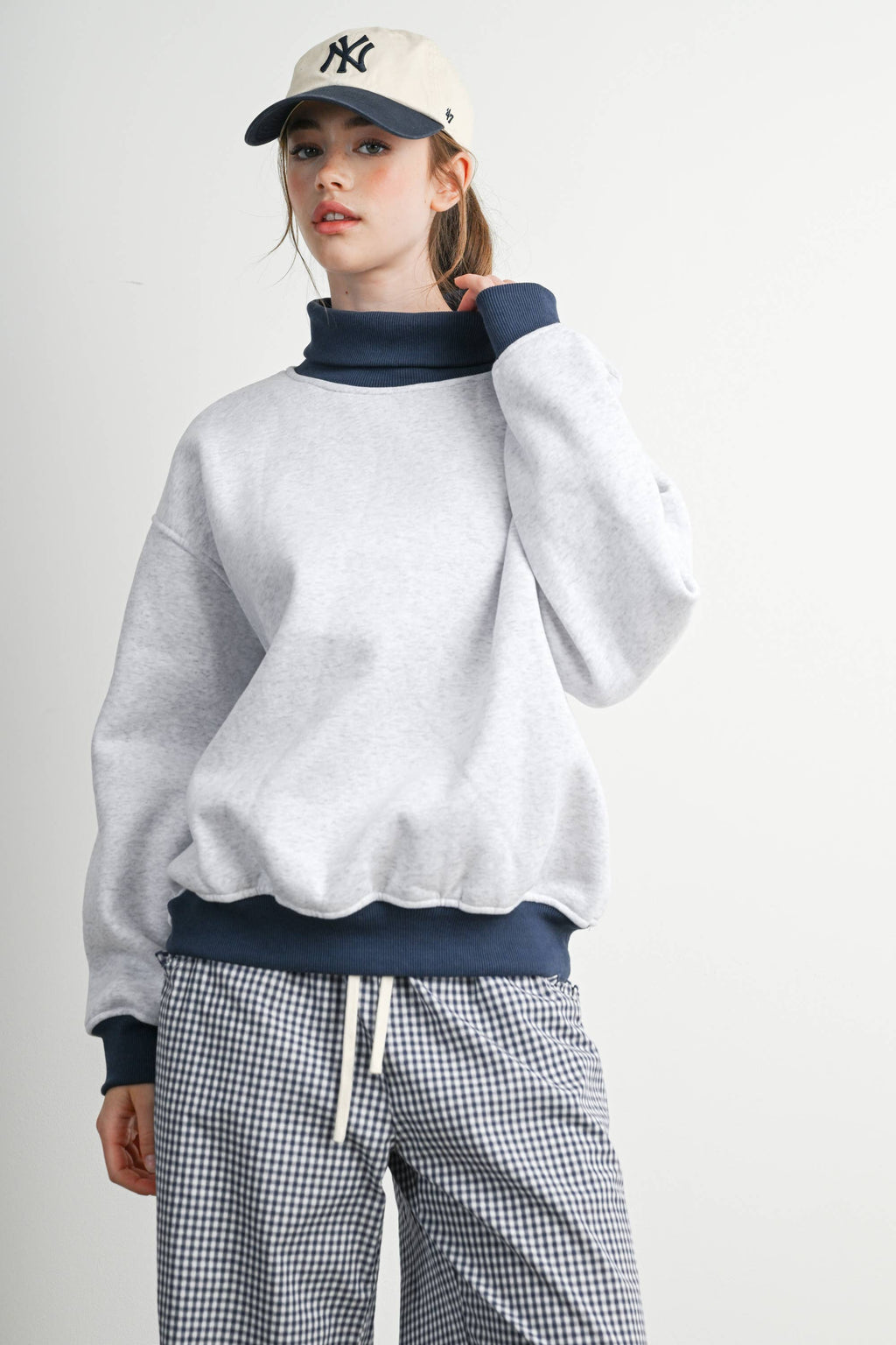 Cozy Contrast Turtleneck Sweatshirt-BMT8577