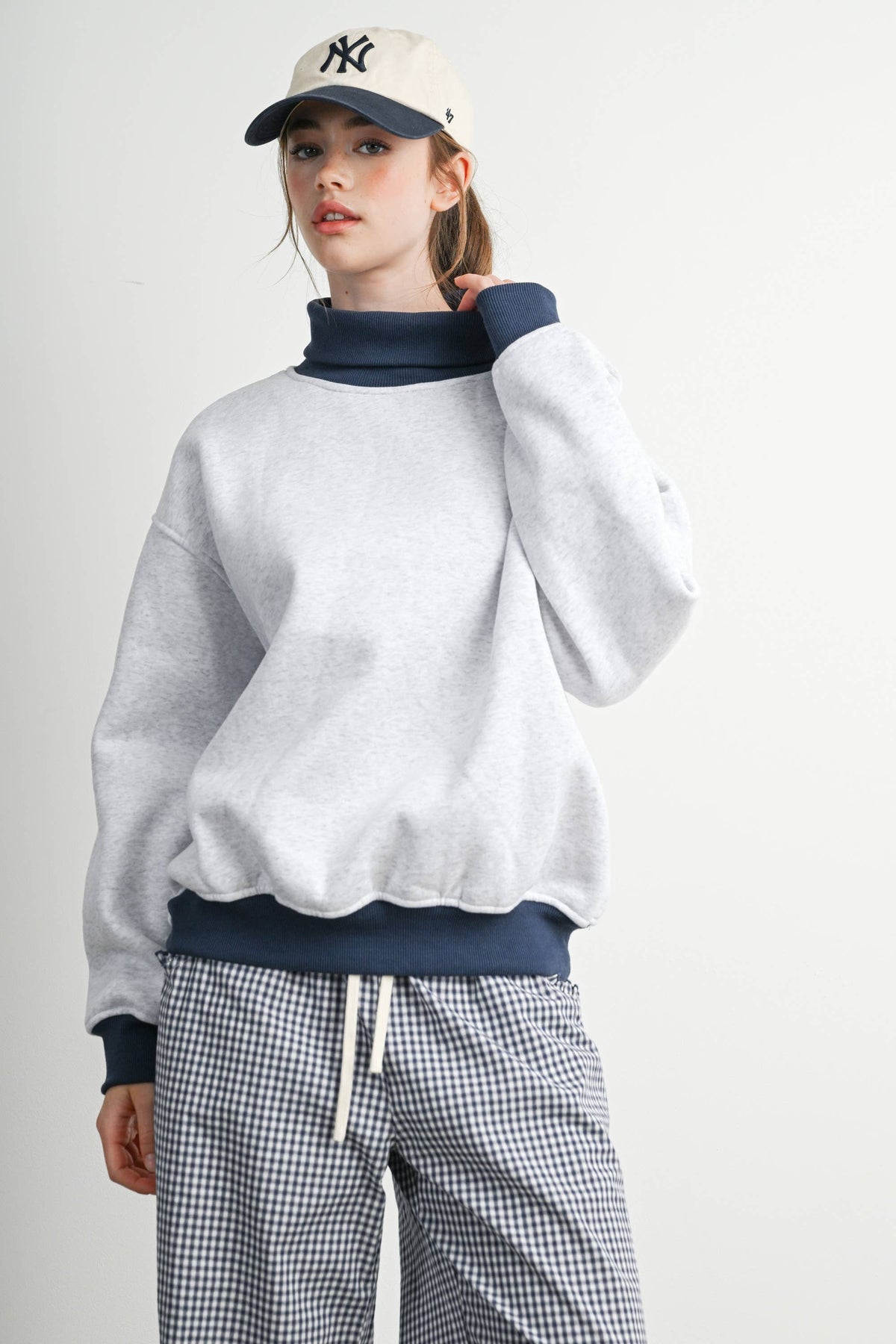 Cozy Contrast Turtleneck Sweatshirt-BMT8577
