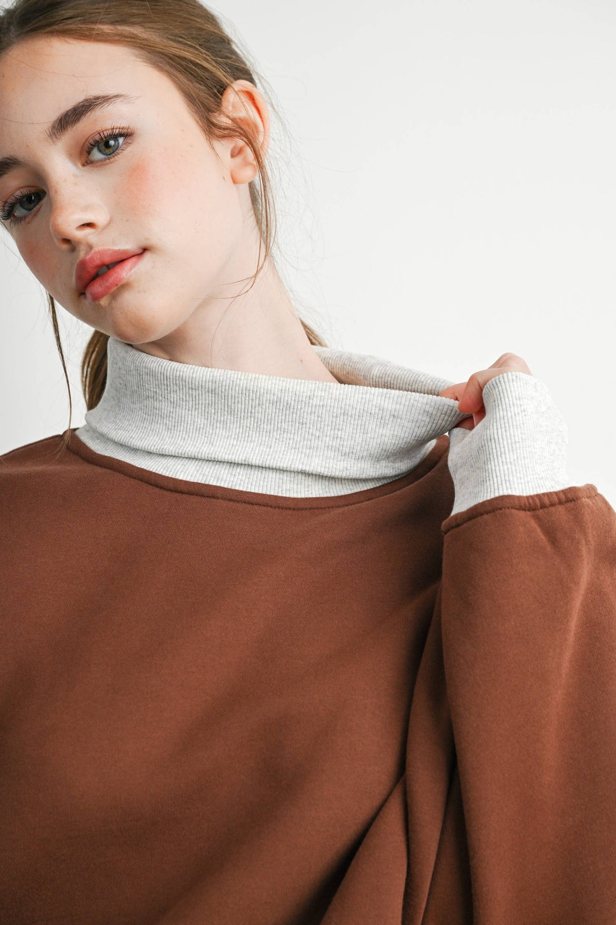 Cozy Contrast Turtleneck Sweatshirt-BMT8577