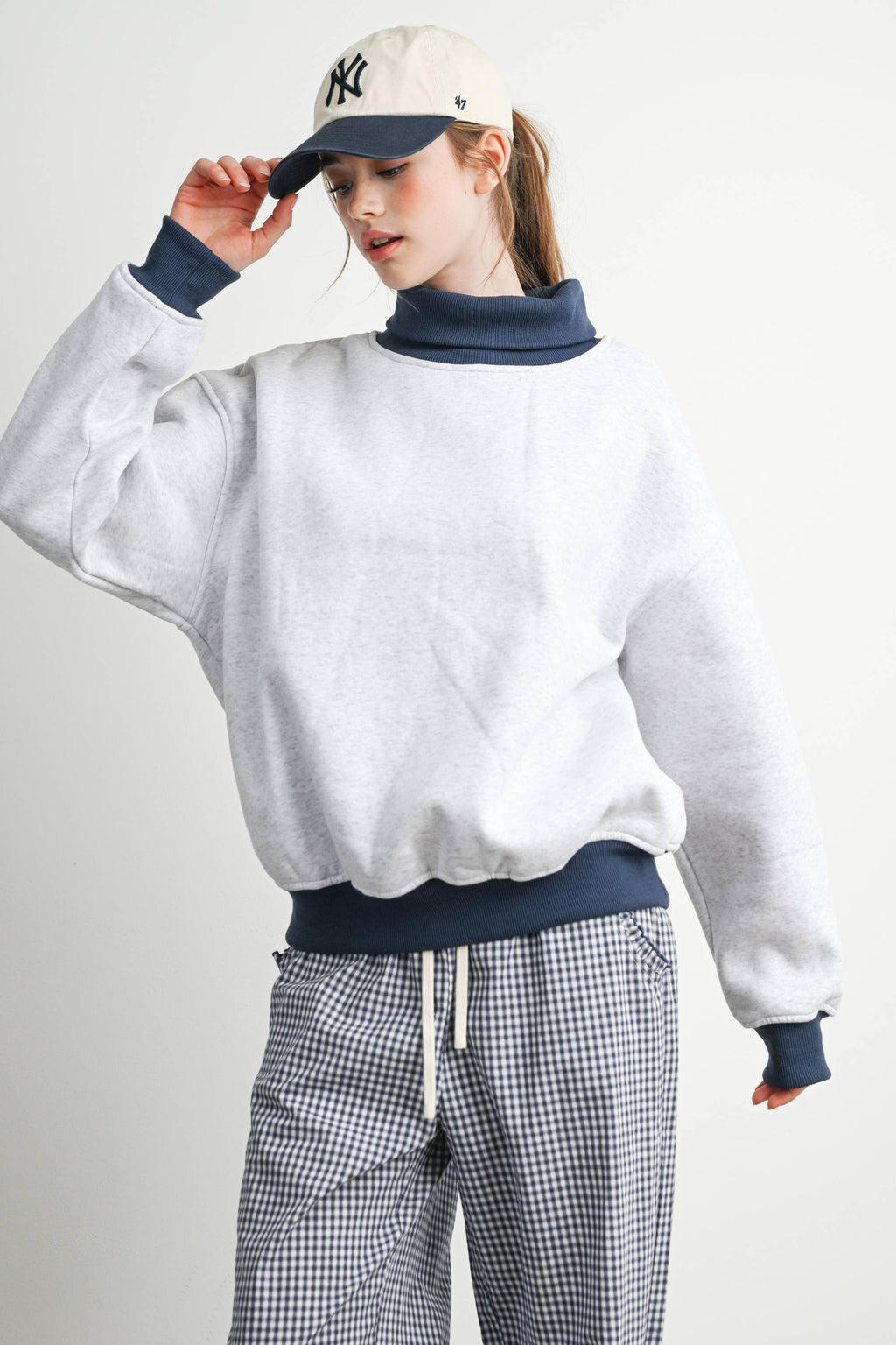 Cozy Contrast Turtleneck Sweatshirt-BMT8577