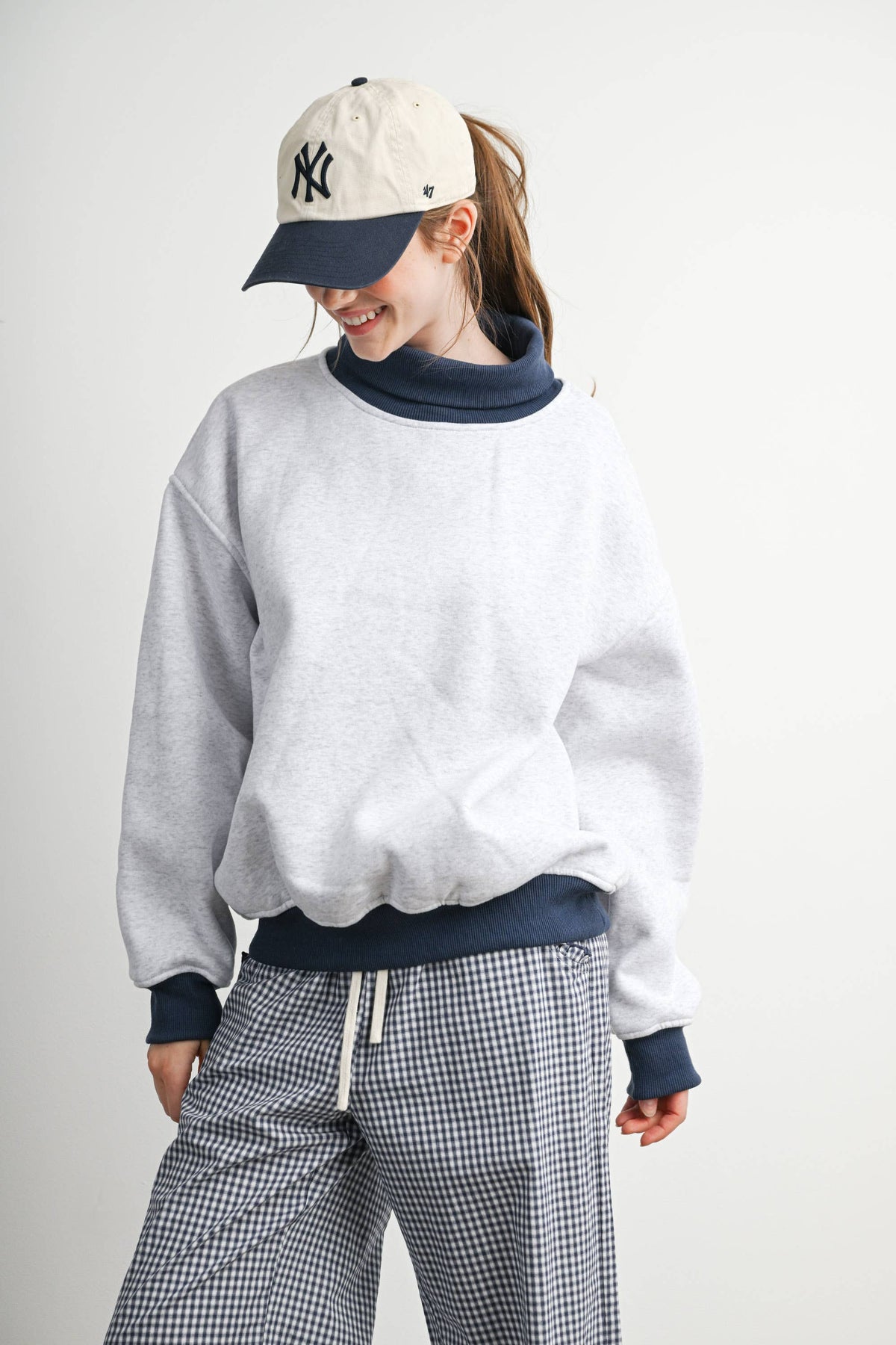 Cozy Contrast Turtleneck Sweatshirt-BMT8577